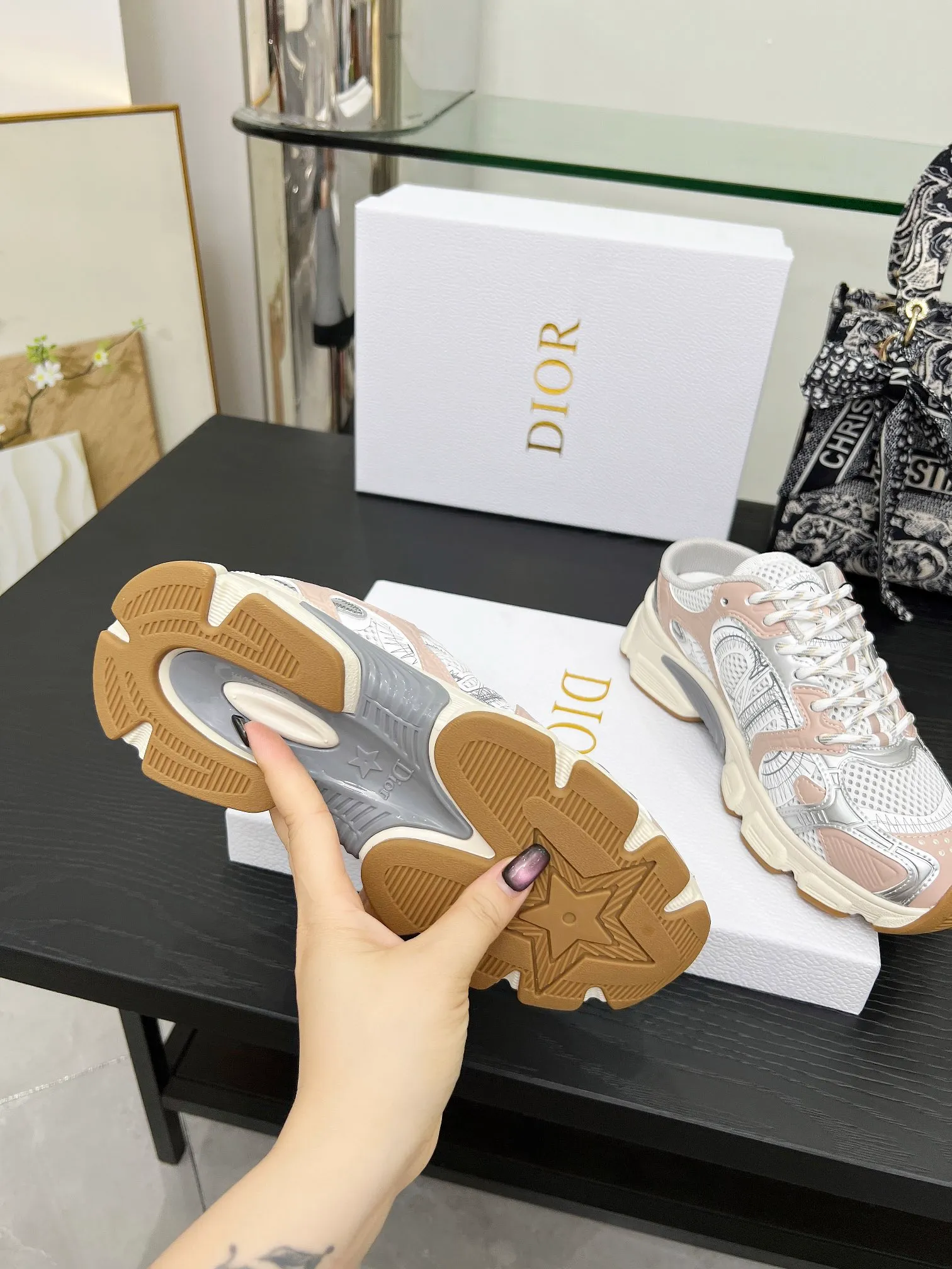p560🐮🐮This Dior Chrono sports half slipper reinterprets running shoes with Dior's haute couture style. Gray mesh fabric is paired with tonal suede calfskin panels, the CD logo on the side, the star patch on the tongue and the Dior logo on the heel, all in classic fine detail. Featuring two-tone laces and a lightweight sole with star graphics, they can be worn year-round. Size: Women’s size 35-41 (35/42 can be customized) Men’s size 40-46 (men’s version is being printed) Color: 12 colors available